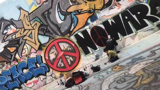 Acrylic Spray Paint with Artist-Grade Pigments and Waterbased Technology in Low Odor Formulation